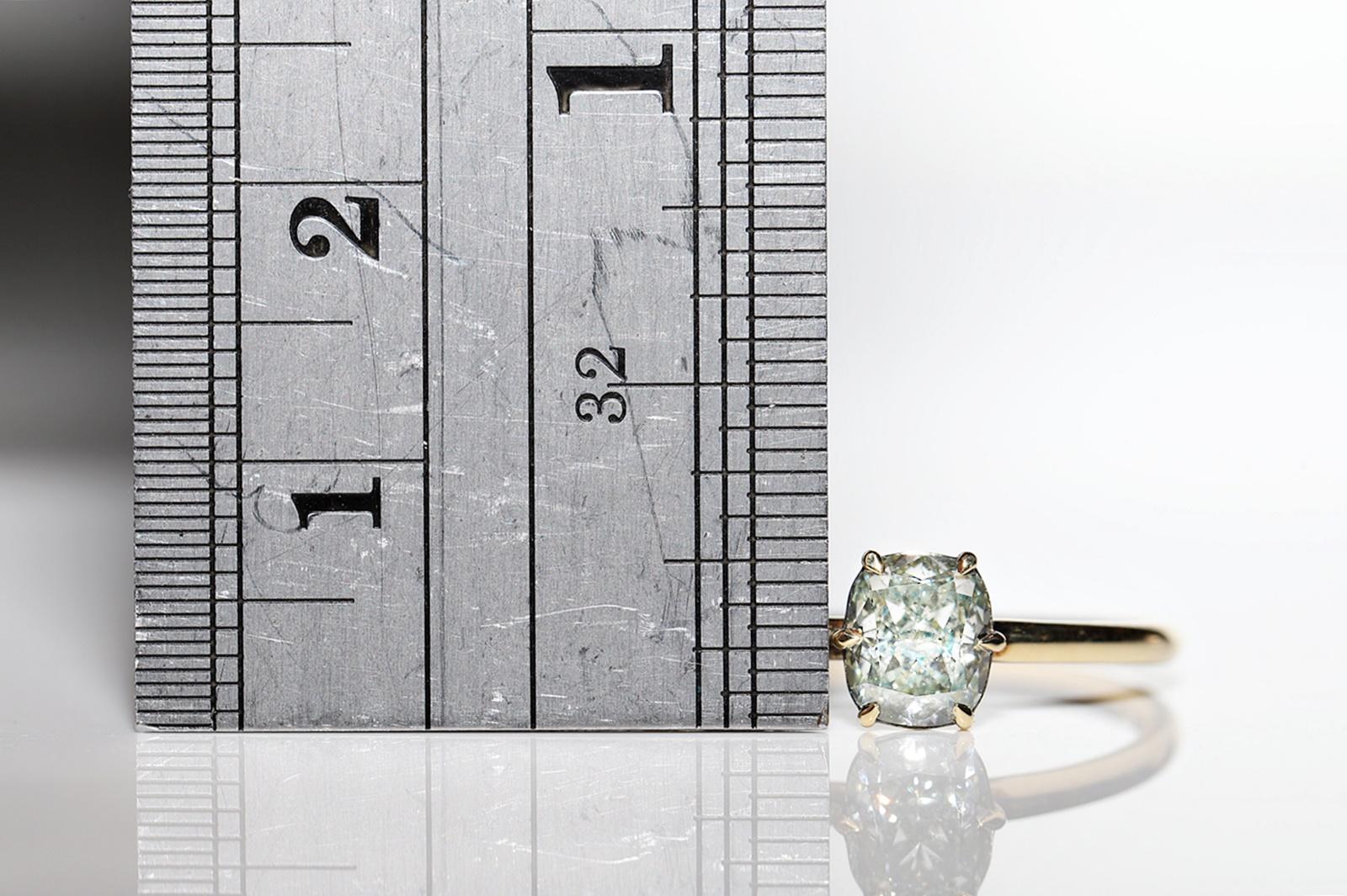 Bague solitaire en or 18k ornée d'un diamant naturel taillé en coussin en vente 8