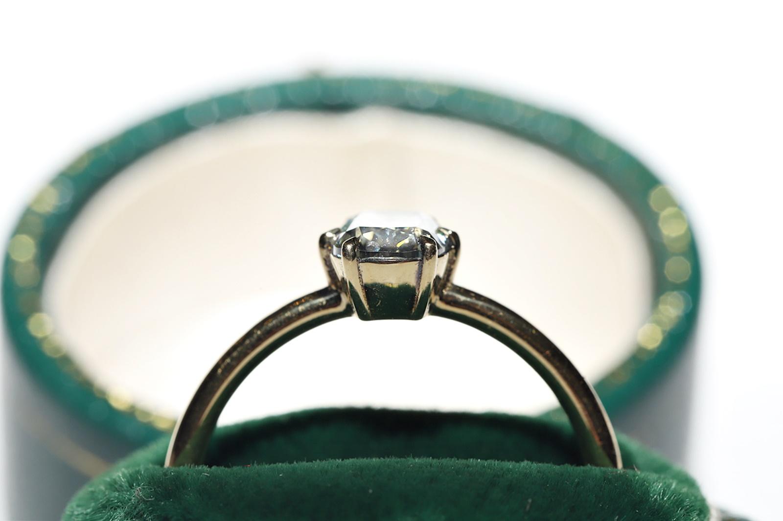 Moderne Bague solitaire en or 18k ornée d'un diamant naturel taillé en coussin en vente