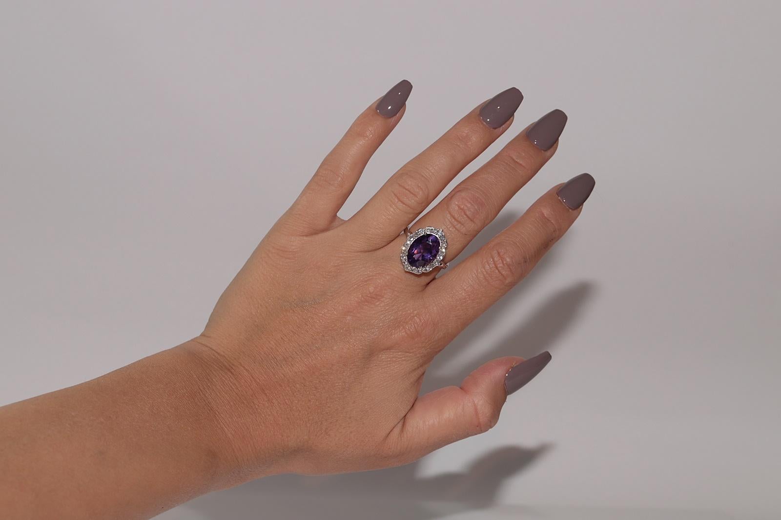Anillo Fuerte de Oro de 18 K Decorado con Diamantes Naturales y Amatistas en venta 7