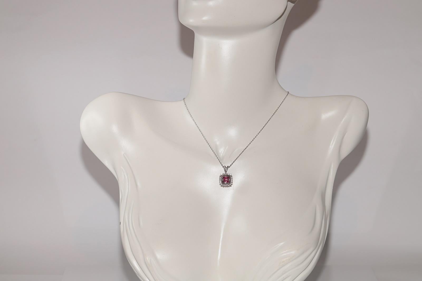 En très bon état.
Le poids total est de 5.5 grammes.
Au total, le diamant est de 0,55 ct.
Le diamant est de couleur G-H et de pureté VS.
Totalement en rubis 0,30 ct.
La longueur totale de la chaîne est de 45 cm.
N'hésitez pas à nous contacter pour