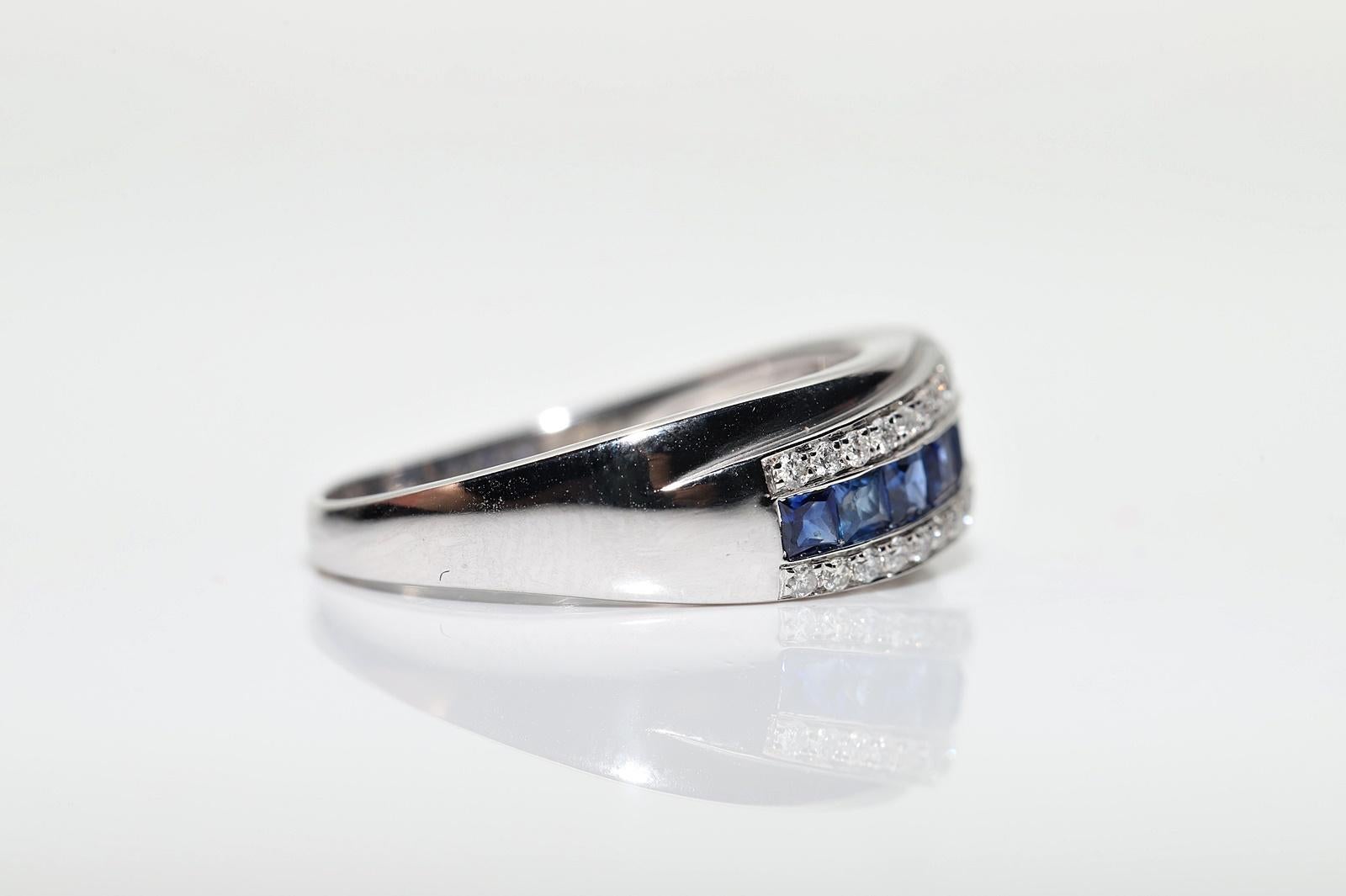 Bague en or 18k ornée d'un diamant naturel et d'un saphir taille baguette en vente 4