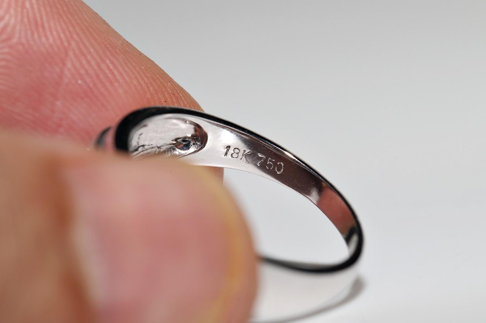 Bague en or 18k ornée d'un diamant naturel et d'un saphir taille baguette en vente 8