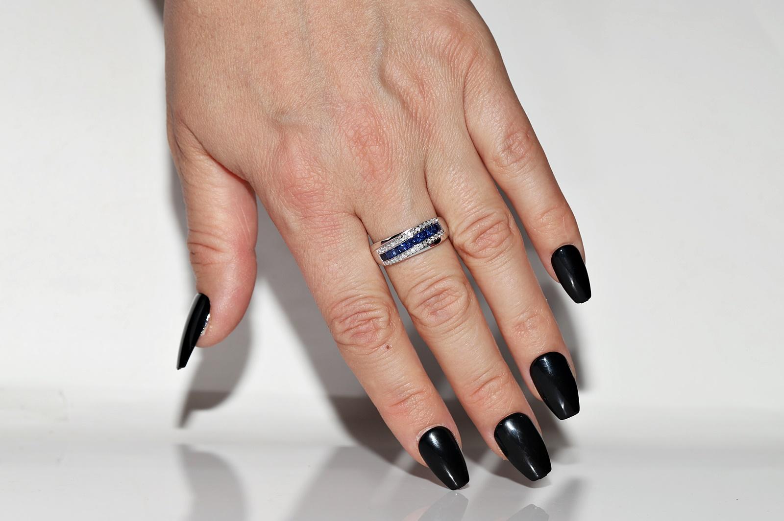 In sehr gutem Zustand.
Das Gesamtgewicht beträgt 4.6 Gramm.
Insgesamt ist Diamant 0,45 ct.
Der Diamant hat die Farbe G-H und die Reinheit vvs-vs-s1-s2-3.
Ringgröße ist US 8 
Wir können jede Größe herstellen.
Die Box ist nicht enthalten.
Bitte