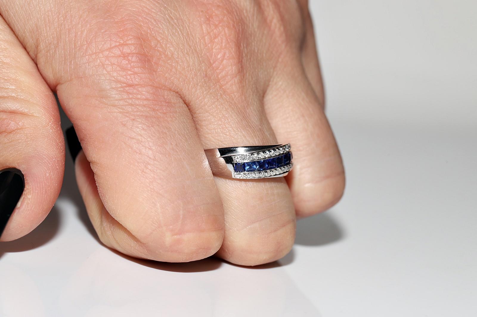 Taille brillant Bague en or 18k ornée d'un diamant naturel et d'un saphir taille baguette en vente