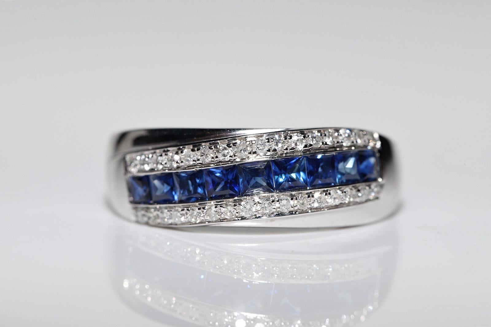 Bague en or 18k ornée d'un diamant naturel et d'un saphir taille baguette en vente 2