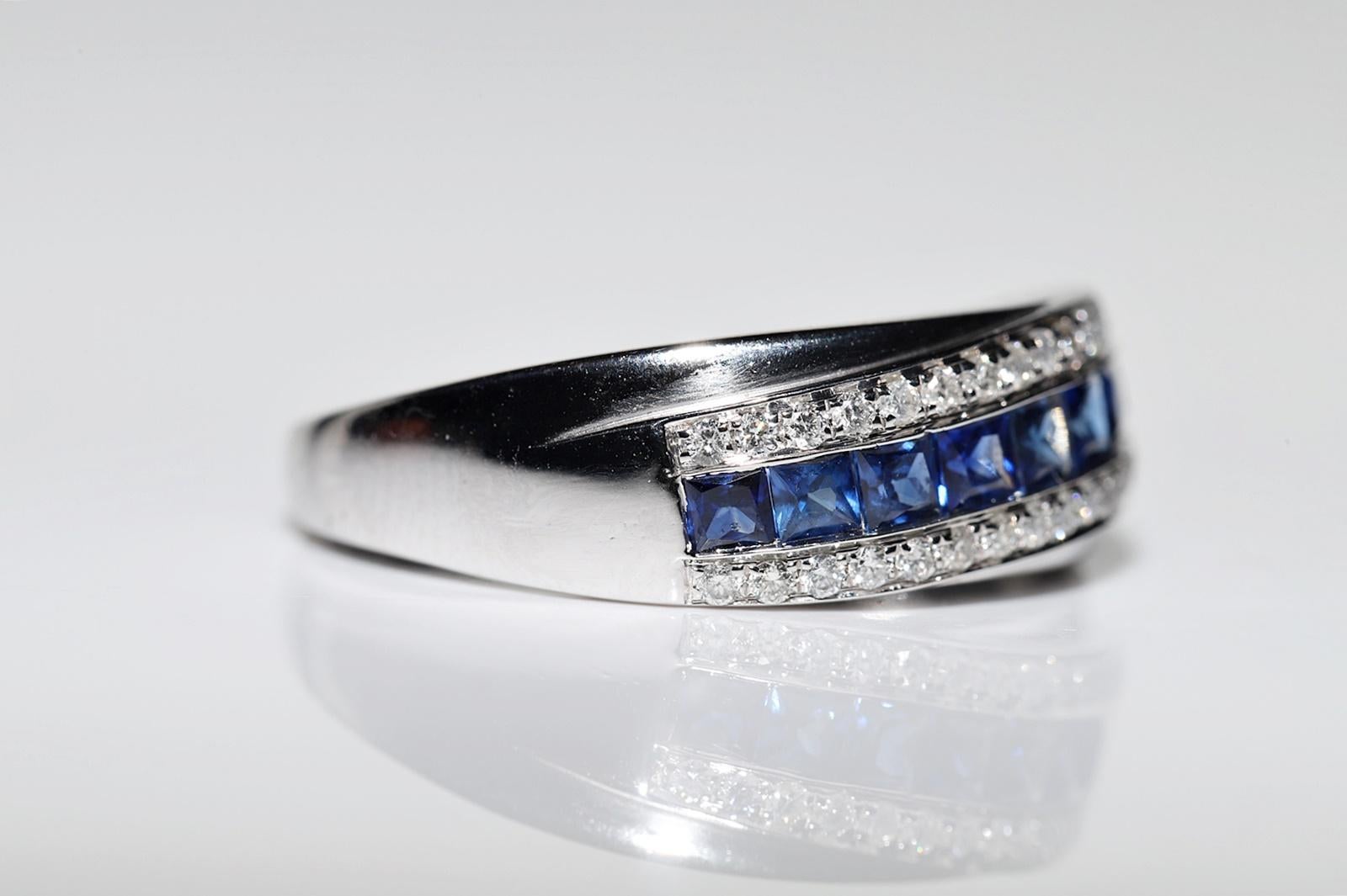 Bague en or 18k ornée d'un diamant naturel et d'un saphir taille baguette en vente 3