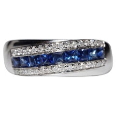 Bague en or 18k ornée d
un diamant naturel et d
un saphir taille baguette