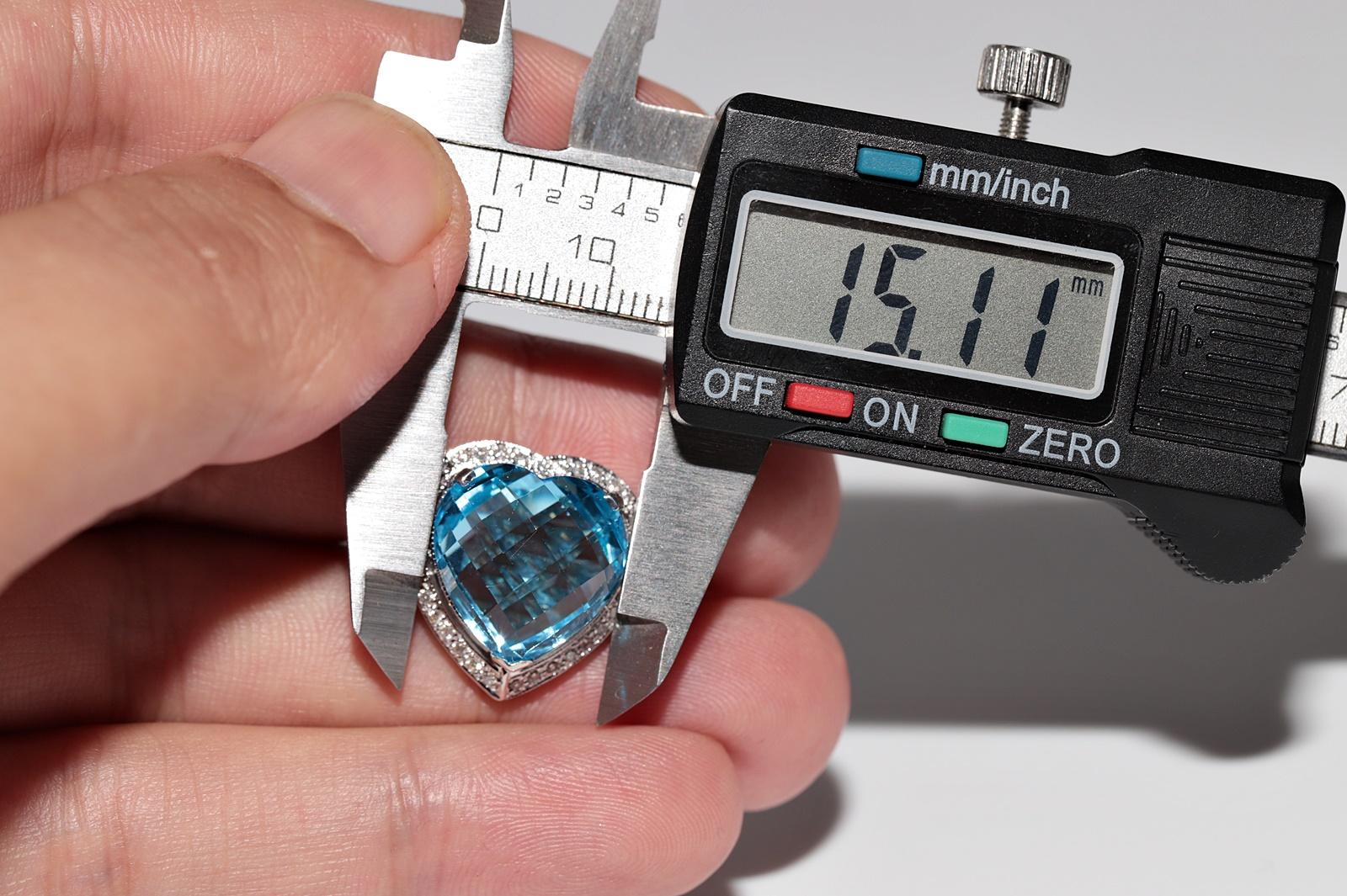 Bague en or 18 carats ornée d'un diamant naturel et d'une topaze bleue en forme de coeur fort en vente 4