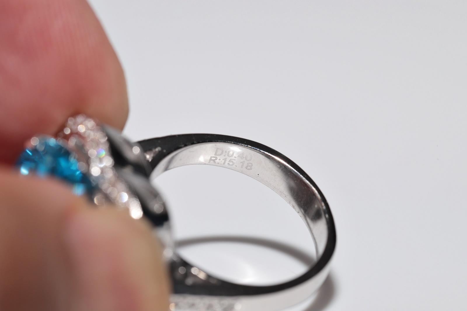 Bague en or 18 carats ornée d'un diamant naturel et d'une topaze bleue en forme de coeur fort en vente 2