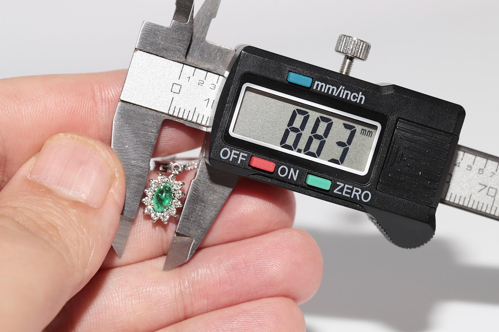 18 Karat Gold Natürlicher Diamant und Smaragd im Cabochon-Schliff Dekorierter Tropfenohrring im Angebot 5