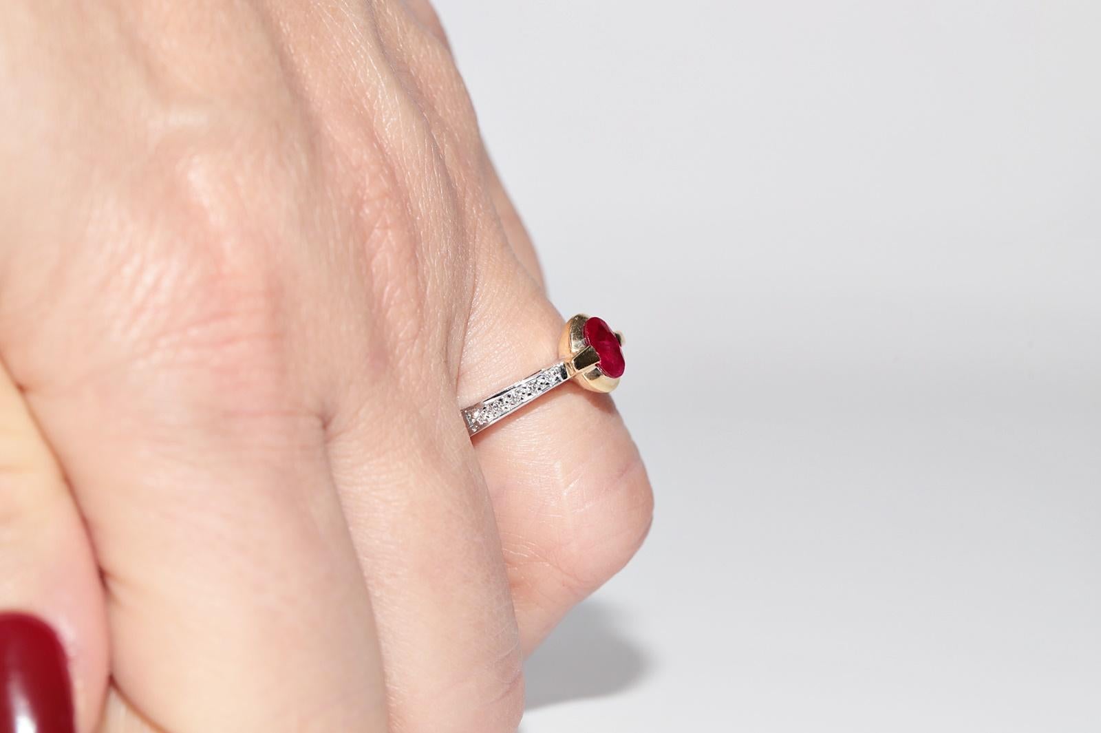 Anillo de Oro de 18 K Decorado con Diamantes Naturales y Rubí Tallado en Cabujón en venta 12