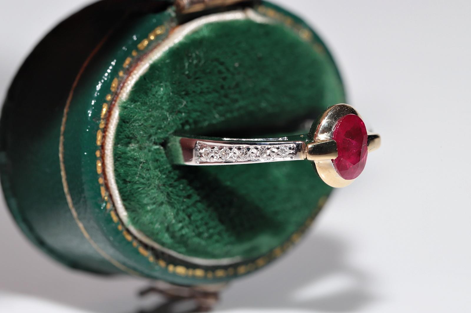 Anillo de Oro de 18 K Decorado con Diamantes Naturales y Rubí Tallado en Cabujón Moderno en venta