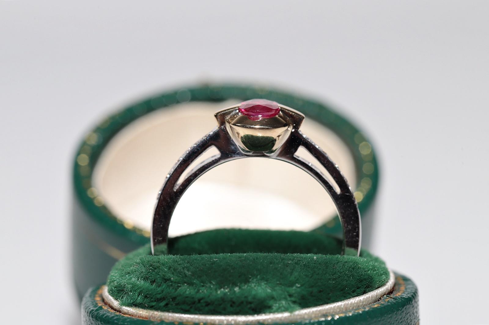 Anillo de Oro de 18 K Decorado con Diamantes Naturales y Rubí Tallado en Cabujón Corte brillante en venta