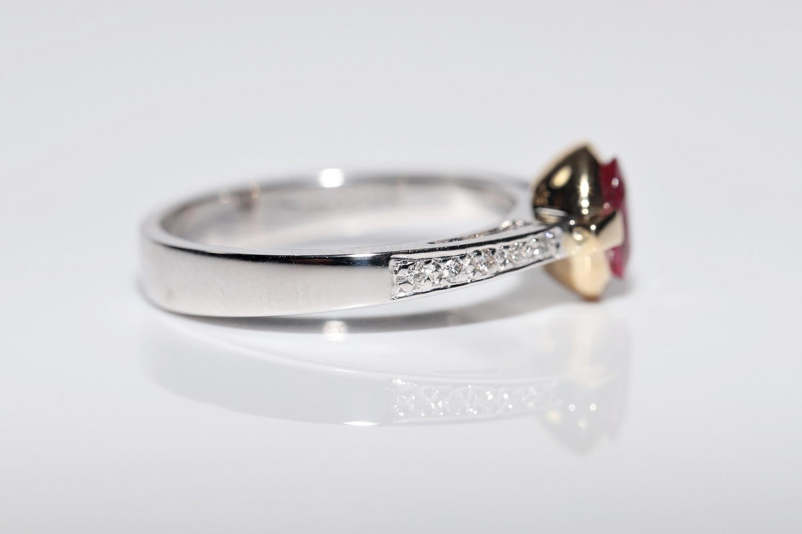 Anillo de Oro de 18 K Decorado con Diamantes Naturales y Rubí Tallado en Cabujón en venta 1