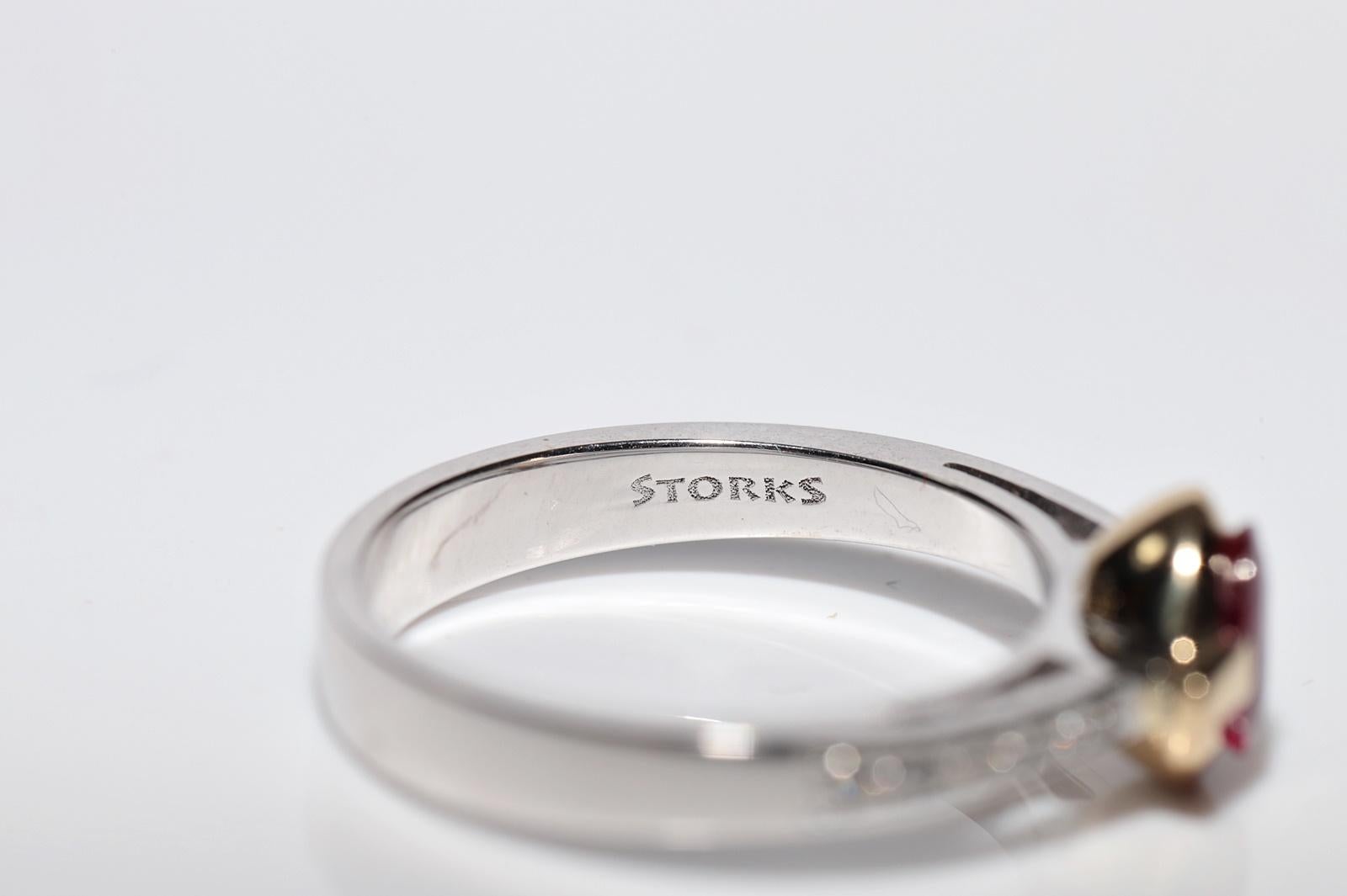 Anillo de Oro de 18 K Decorado con Diamantes Naturales y Rubí Tallado en Cabujón en venta 2