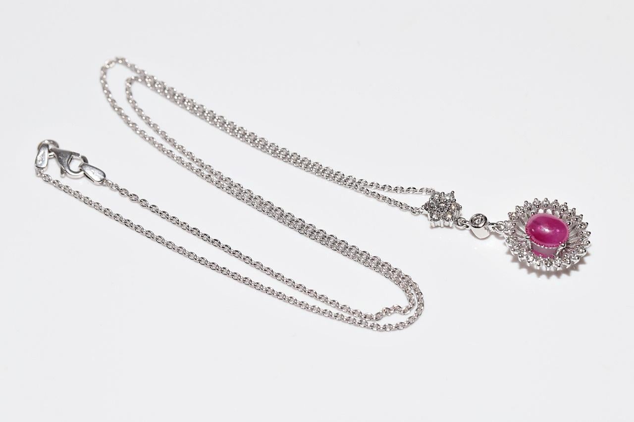 Collana con ciondolo decorato con diamanti naturali e rubini cabochon in oro 18k in vendita 6