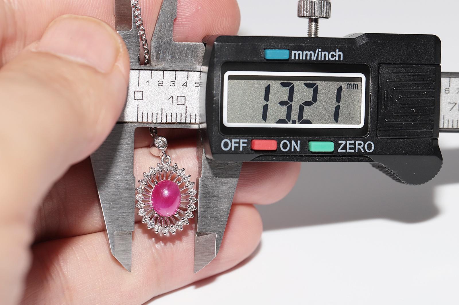 Collana con ciondolo decorato con diamanti naturali e rubini cabochon in oro 18k in vendita 7