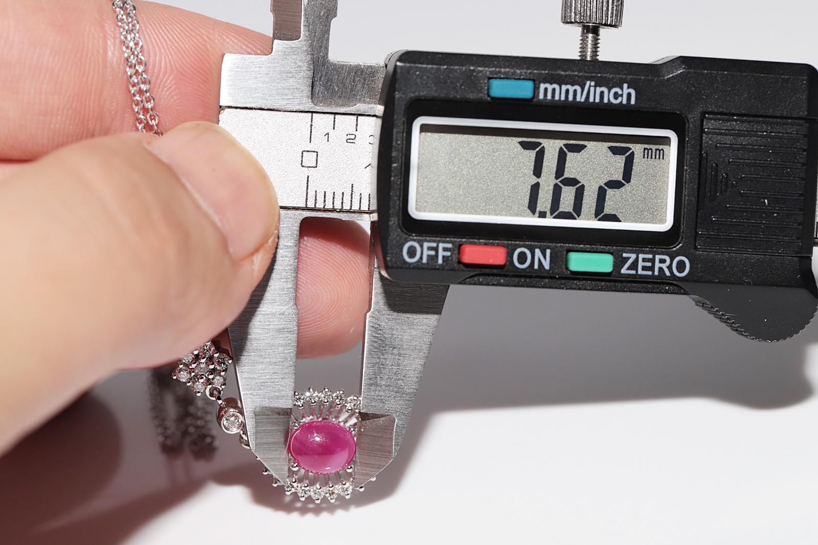 Collana con ciondolo decorato con diamanti naturali e rubini cabochon in oro 18k in vendita 8