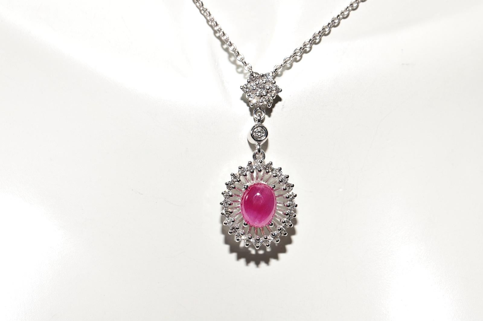 Moderno Collana con ciondolo decorato con diamanti naturali e rubini cabochon in oro 18k in vendita