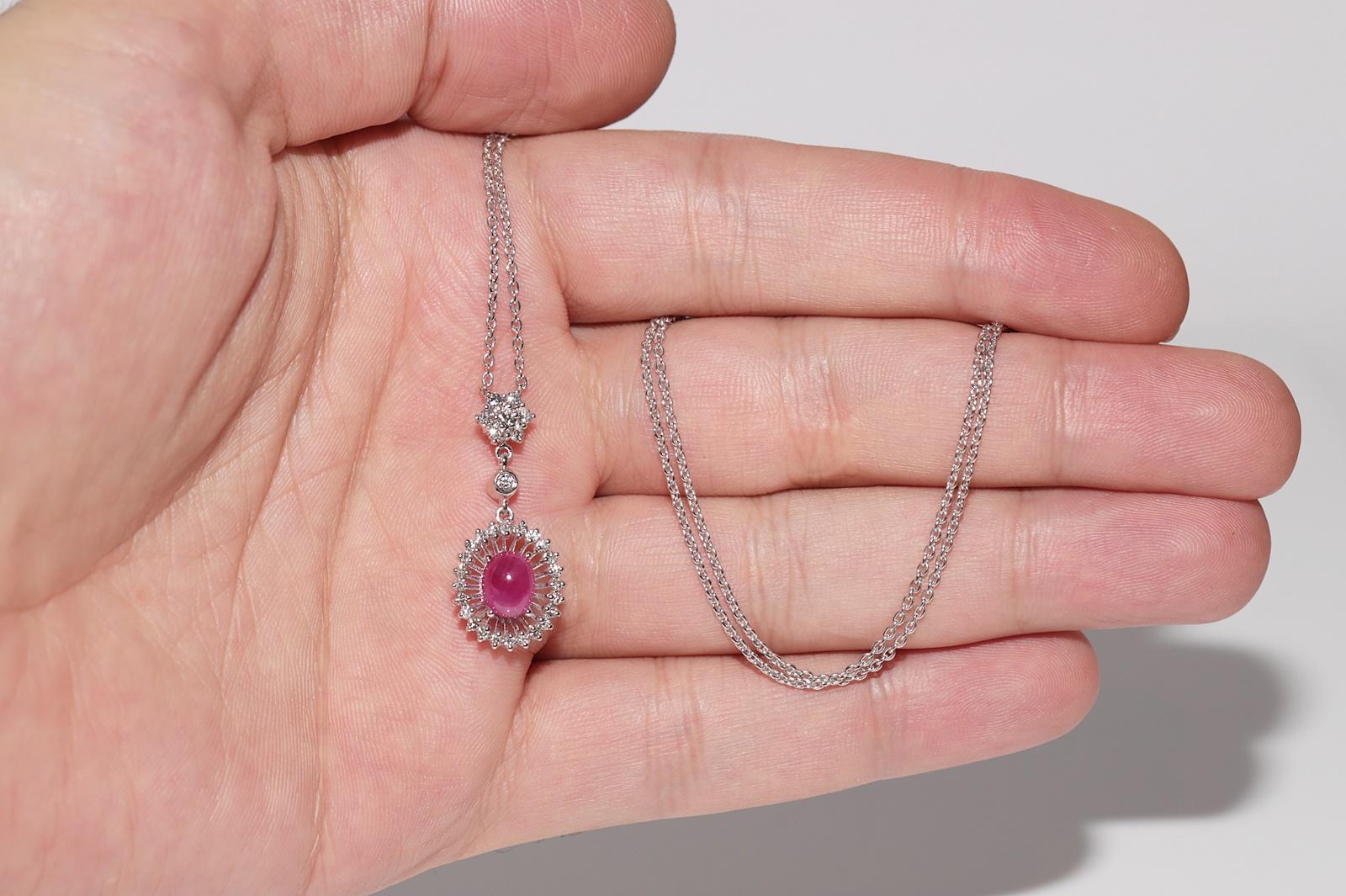 Collana con ciondolo decorato con diamanti naturali e rubini cabochon in oro 18k in vendita 1