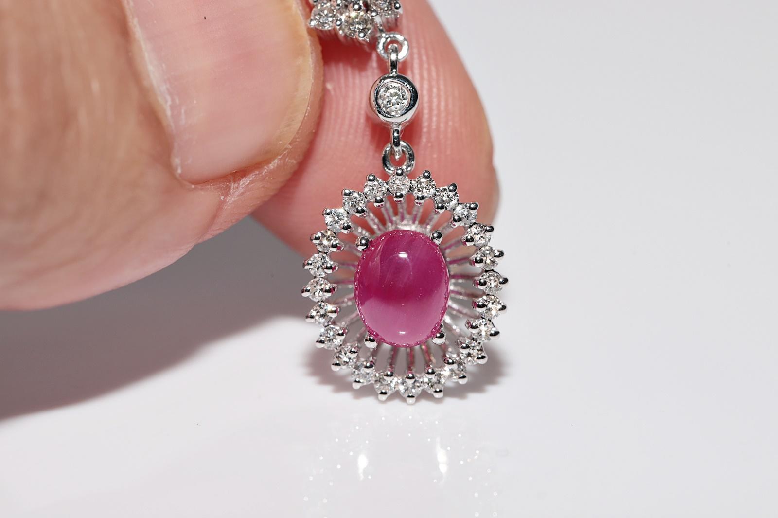 Collana con ciondolo decorato con diamanti naturali e rubini cabochon in oro 18k in vendita 2