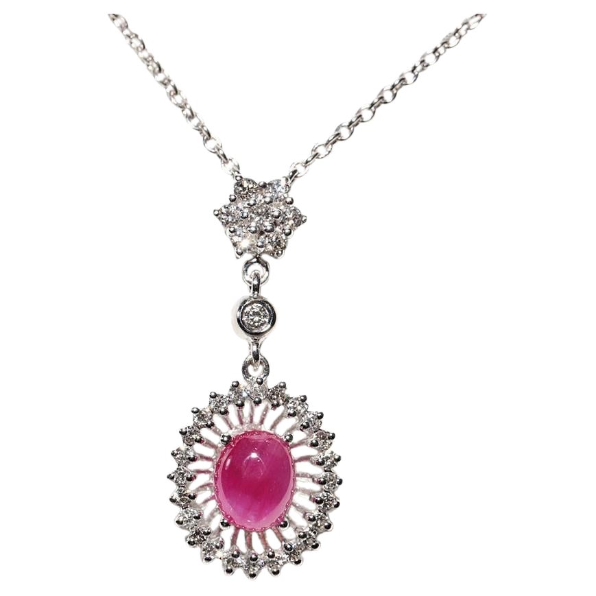 Collana con ciondolo decorato con diamanti naturali e rubini cabochon in oro 18k