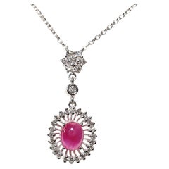 Collana con ciondolo decorato con diamanti naturali e rubini cabochon in oro 18k