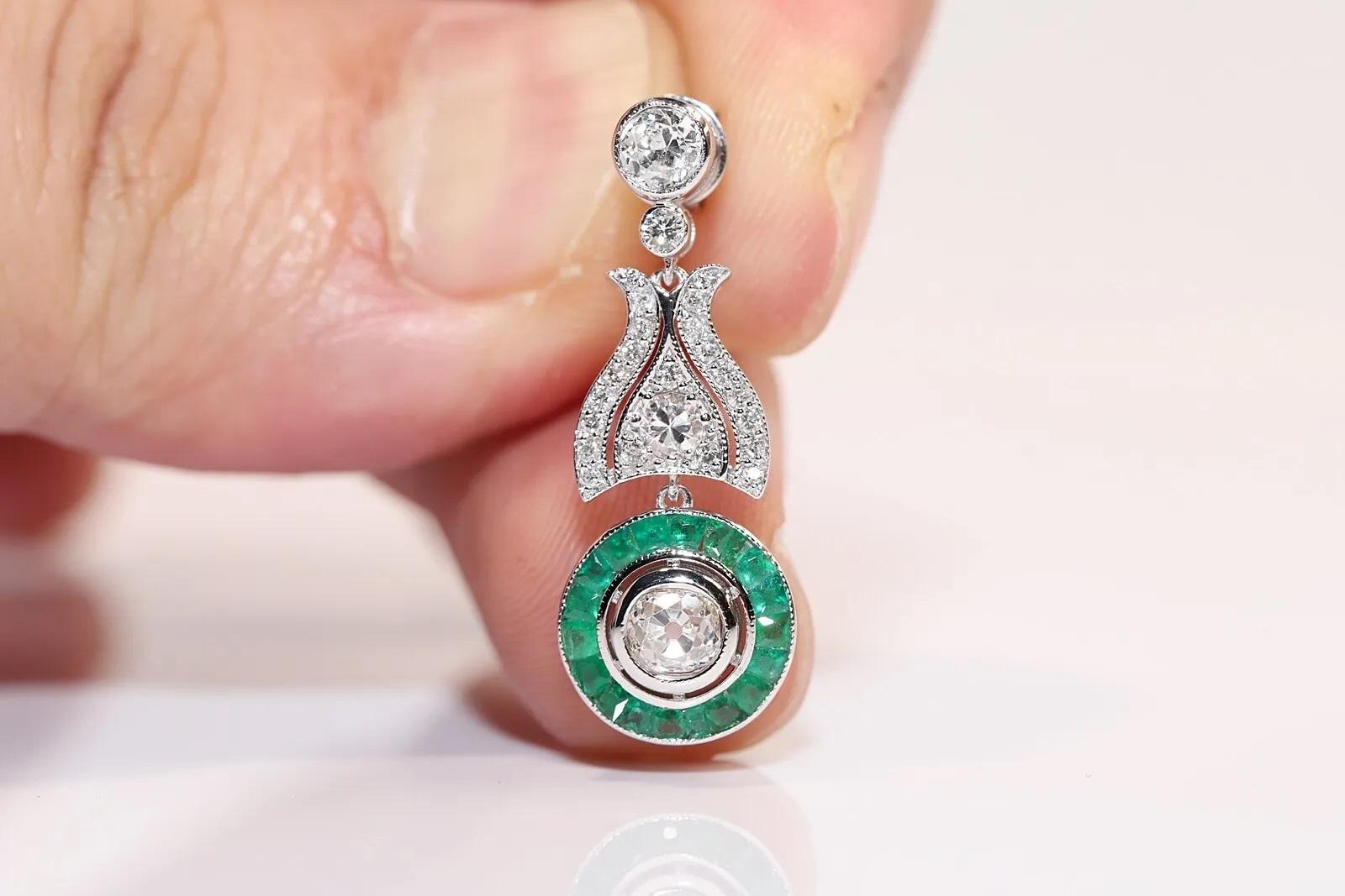 Boucle d'oreille pendante en or 18 carats ornée de diamants naturels et d'émeraudes taillées en calibre en vente 4