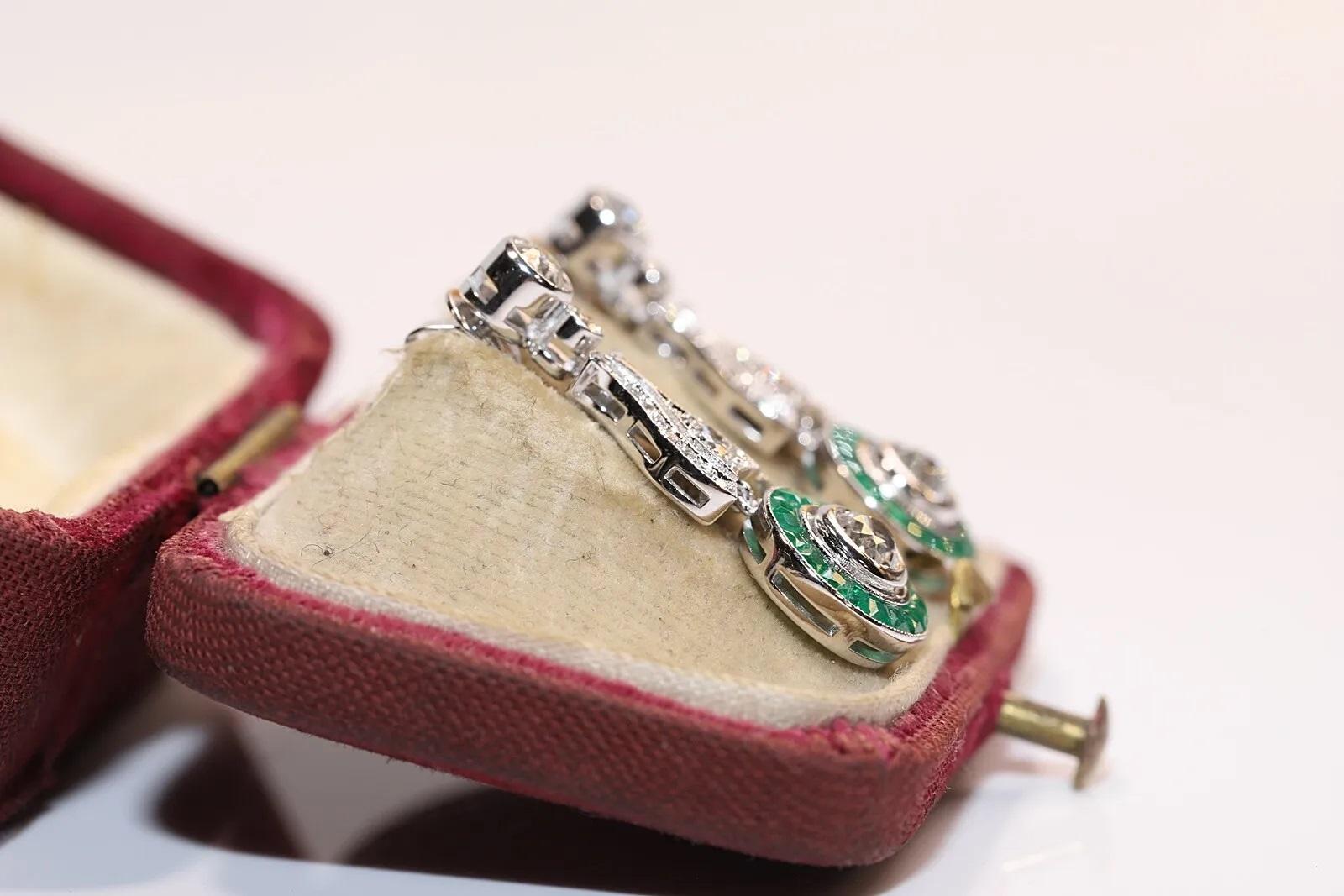 Taille vieille mine Boucle d'oreille pendante en or 18 carats ornée de diamants naturels et d'émeraudes taillées en calibre en vente