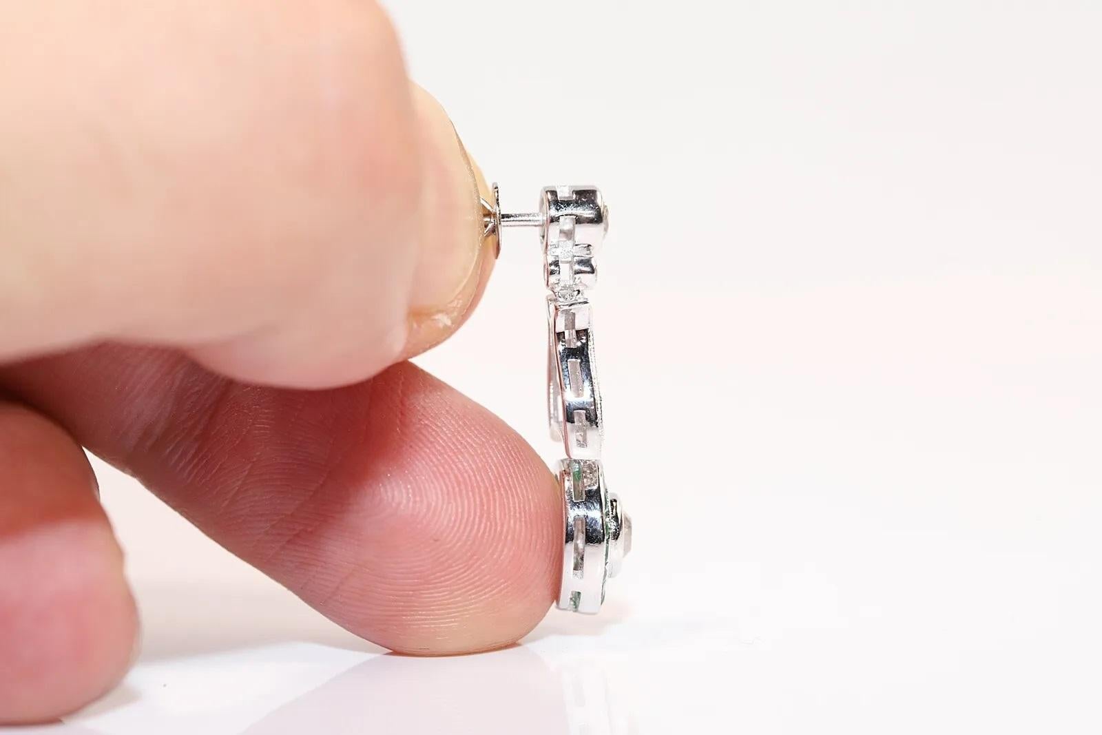 Boucle d'oreille pendante en or 18 carats ornée de diamants naturels et d'émeraudes taillées en calibre Pour femmes en vente