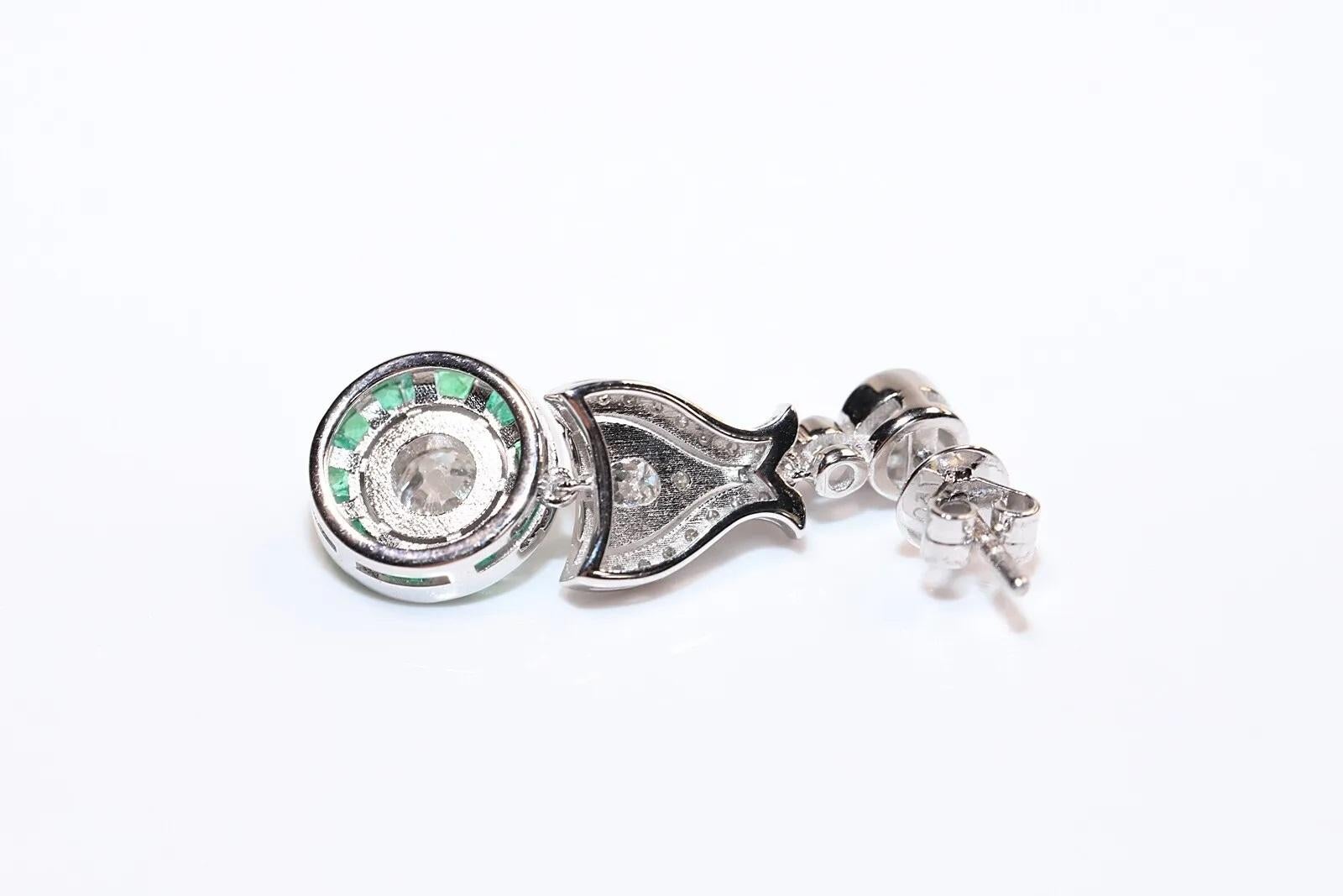 Boucle d'oreille pendante en or 18 carats ornée de diamants naturels et d'émeraudes taillées en calibre en vente 1