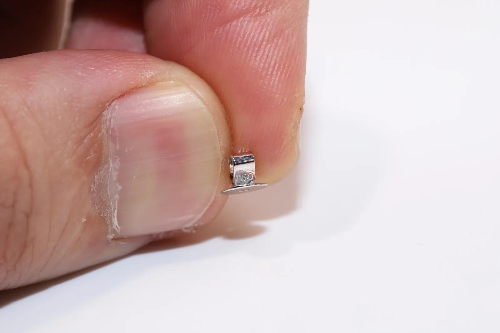 Boucle d'oreille pendante en or 18 carats ornée de diamants naturels et d'émeraudes taillées en calibre en vente 3