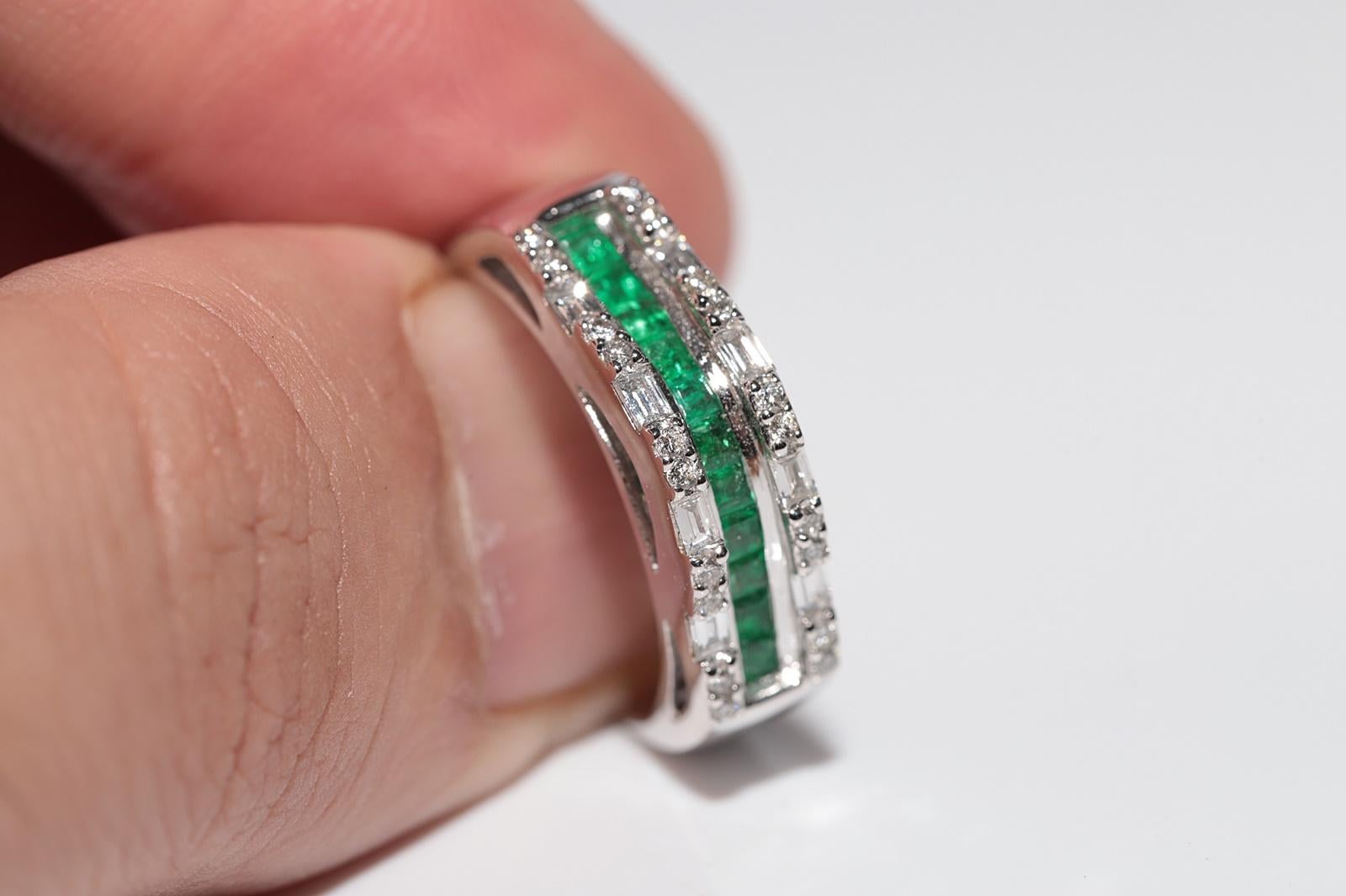 Modern 18k Gold Natural Diamond And Caliber Emerald Decorated Band Ring For Sale