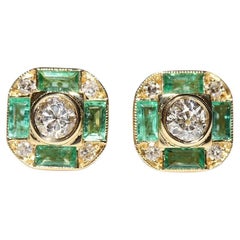 18 Karat Gold Natürlicher Diamant und Kaliber Smaragd Dekorierter Ohrring