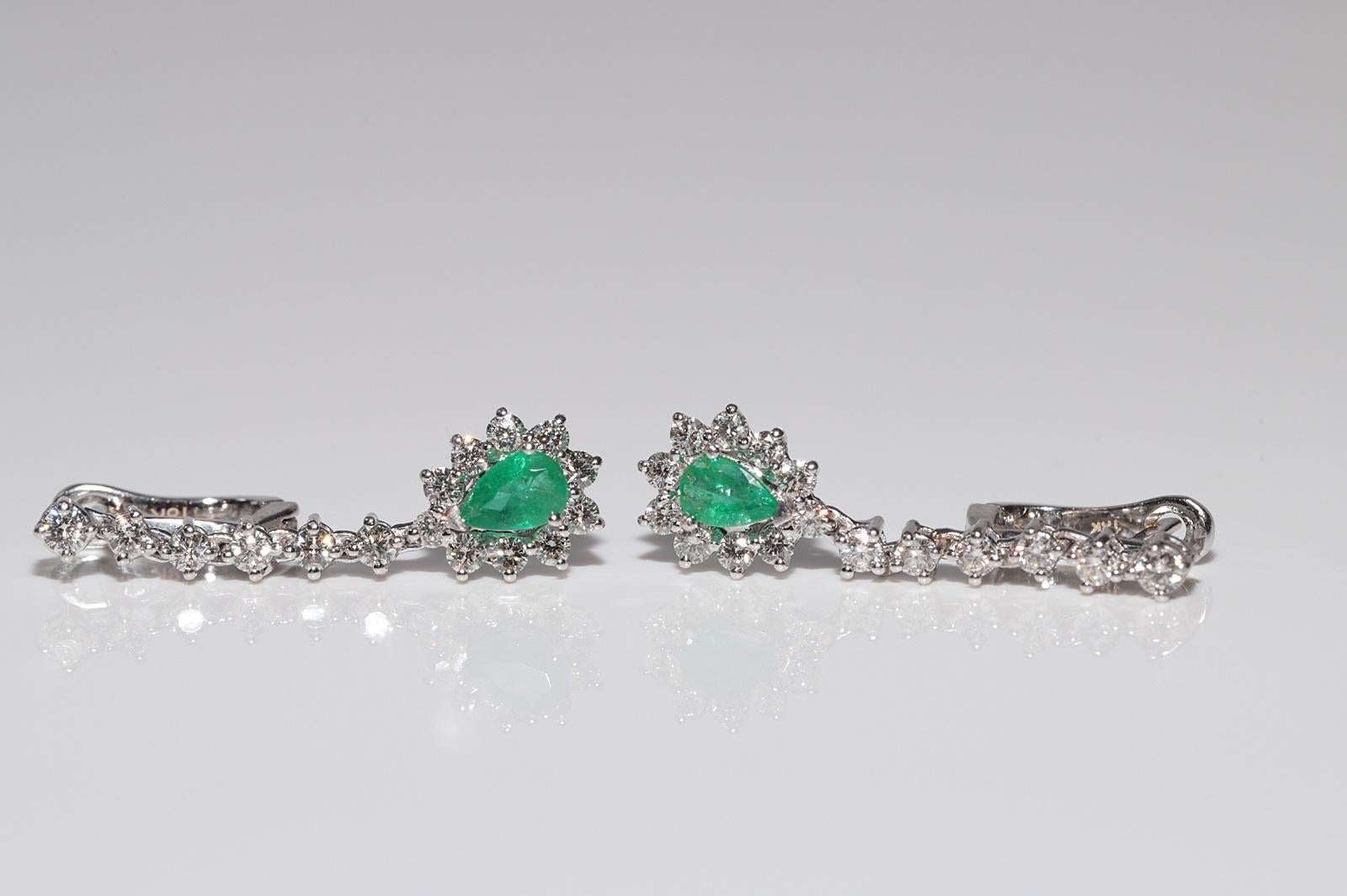 Boucle d'oreille pendante en or 18k ornée de diamants naturels et d'émeraudes en vente 4