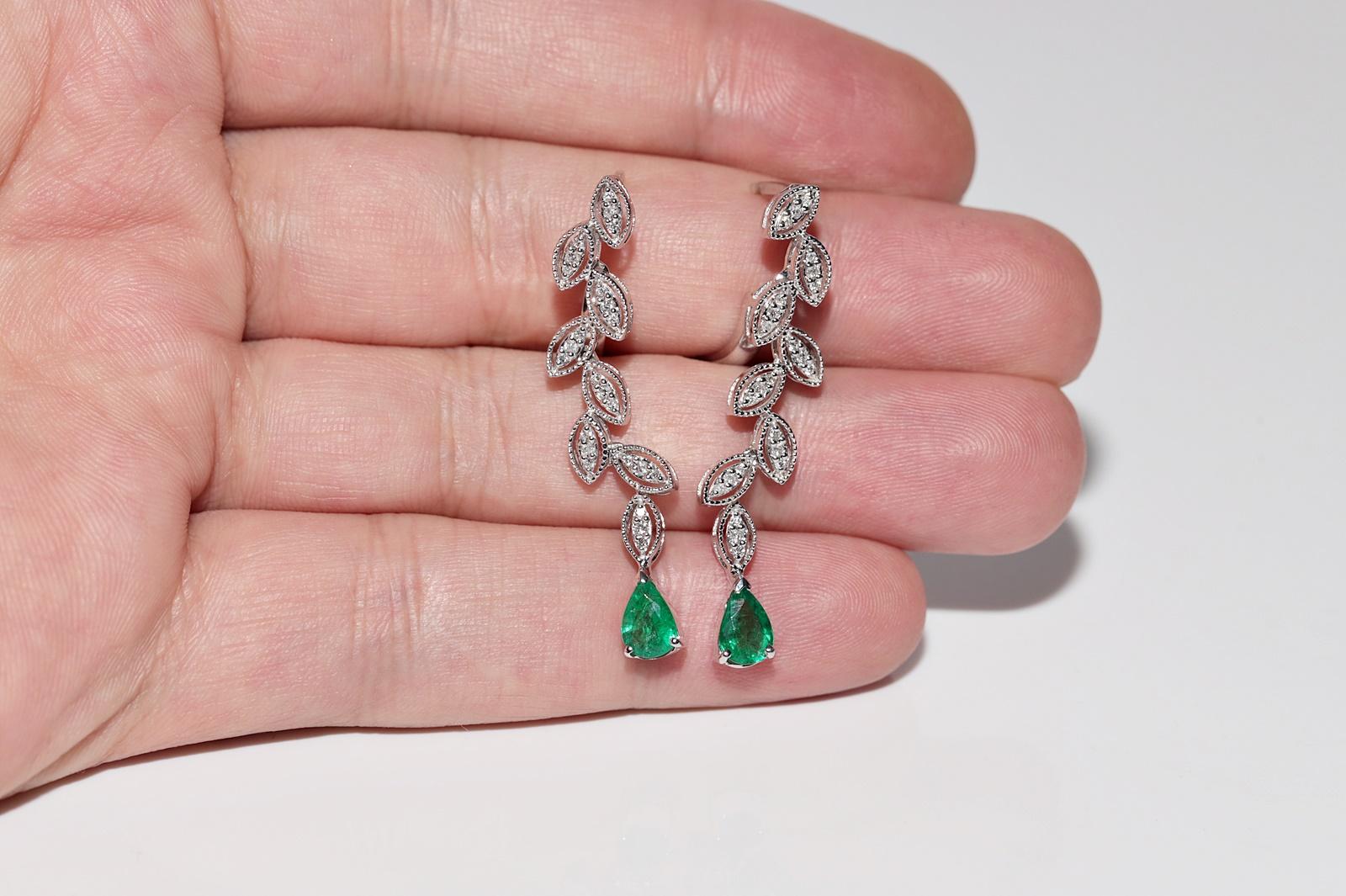 18k Gold Natural Diamond And Emerald Decorated Drop Earring in vendita 5