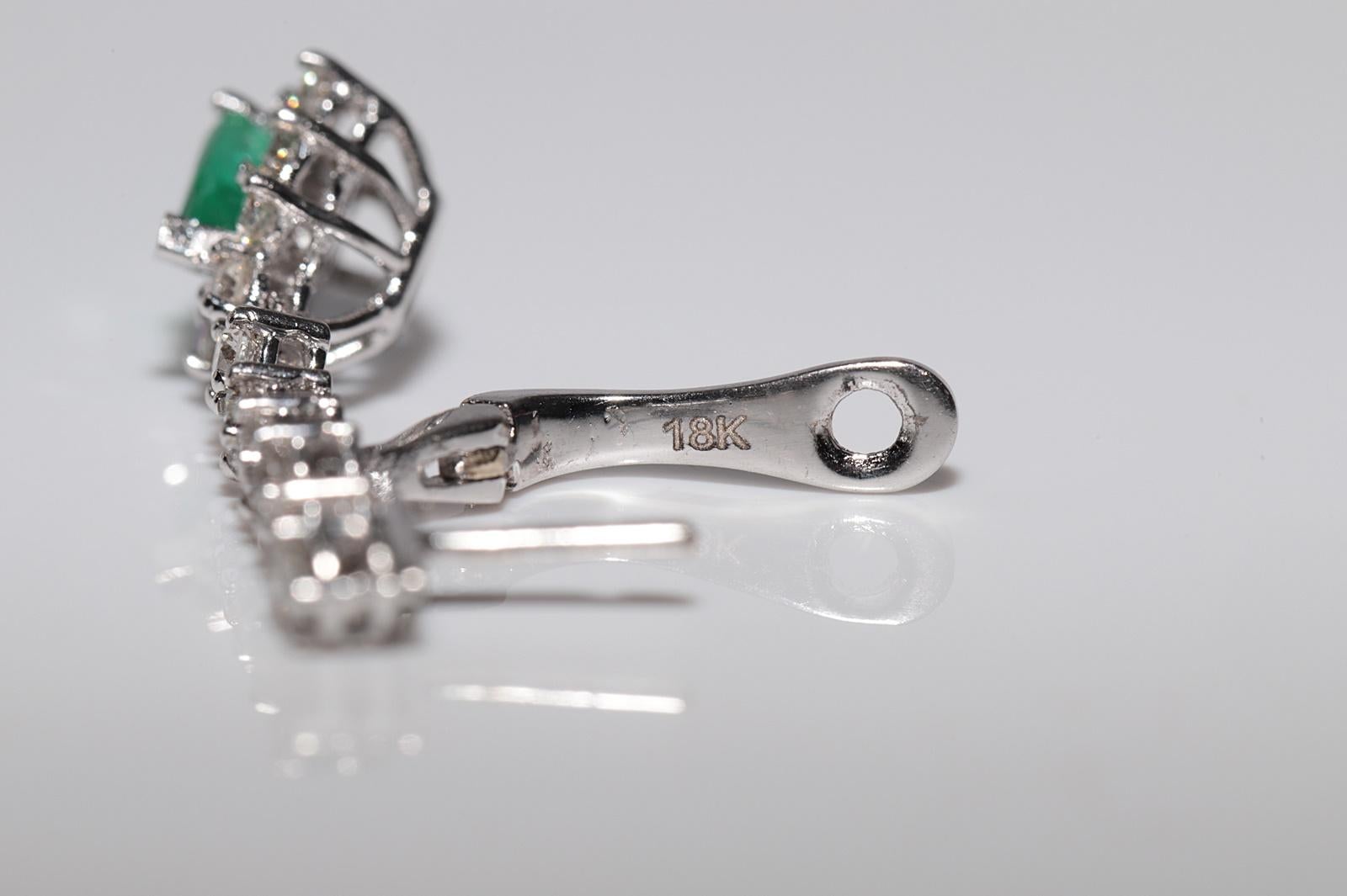 Boucle d'oreille pendante en or 18k ornée de diamants naturels et d'émeraudes en vente 5