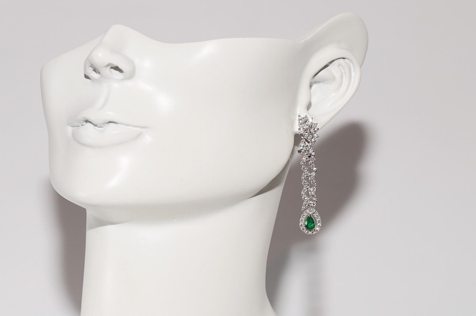 18k Gold Natural Diamond And Emerald Decorated Drop Earring in vendita 6