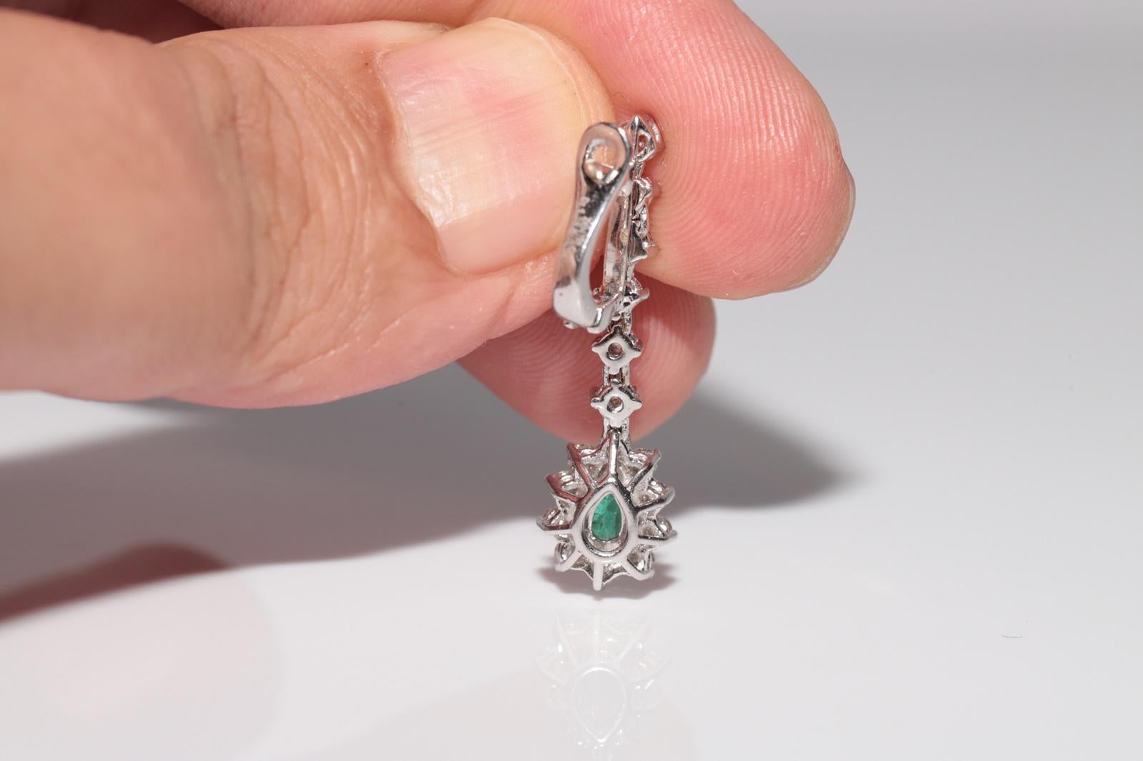 Boucle d'oreille pendante en or 18k ornée de diamants naturels et d'émeraudes en vente 8