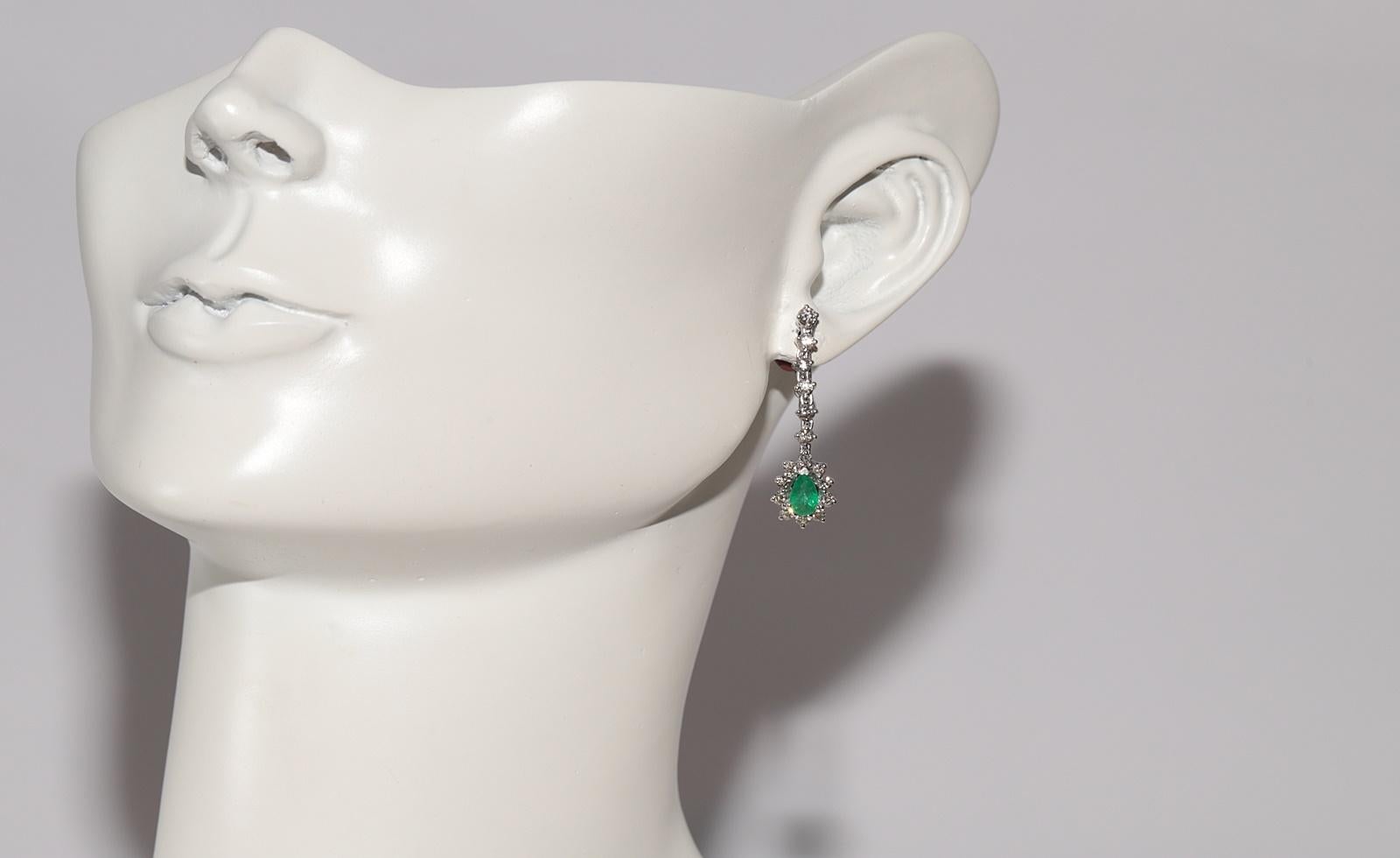 Boucle d'oreille pendante en or 18k ornée de diamants naturels et d'émeraudes en vente 9