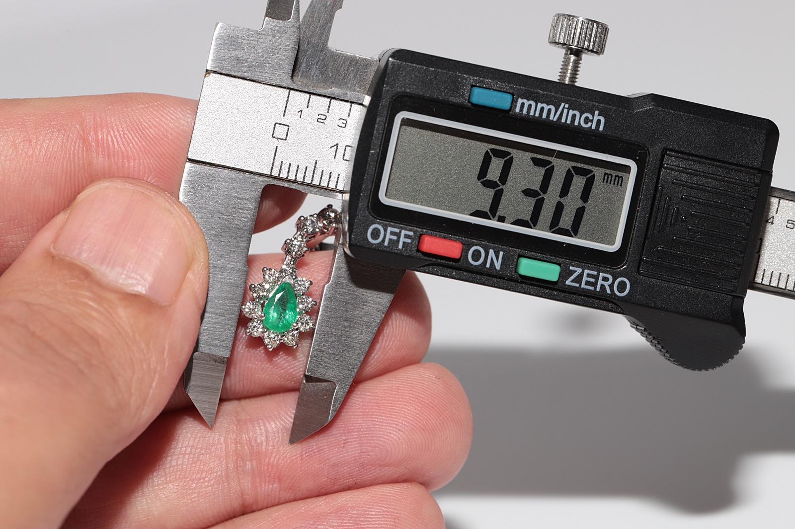 Boucle d'oreille pendante en or 18k ornée de diamants naturels et d'émeraudes en vente 11