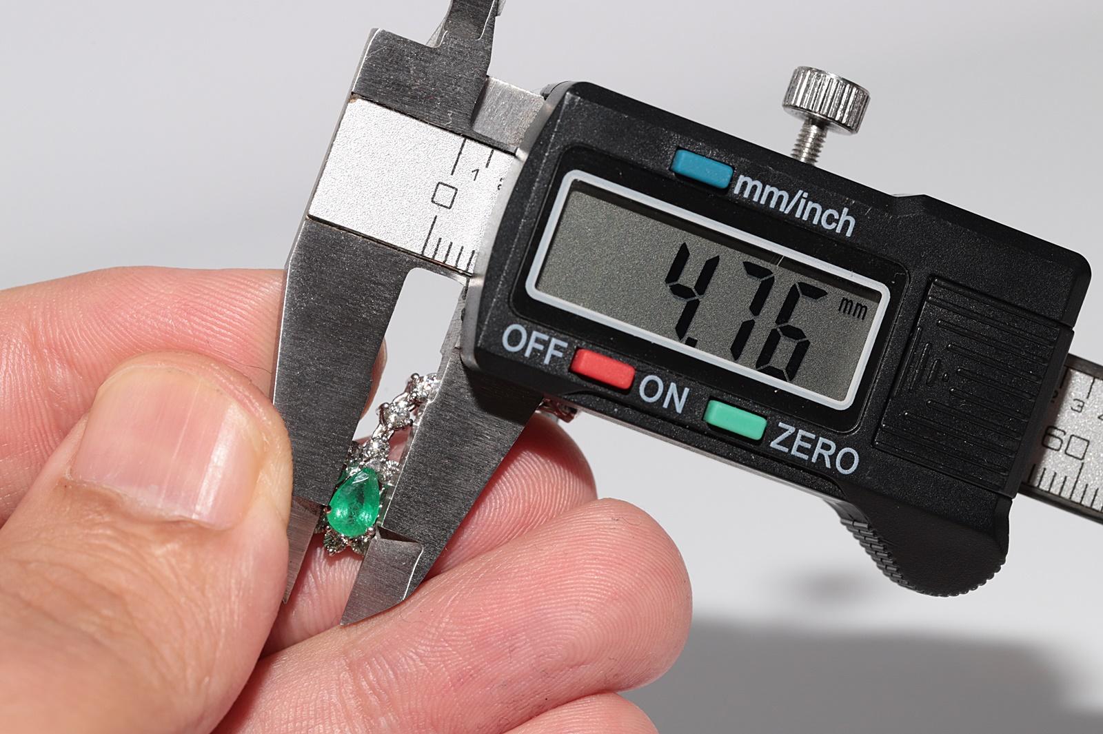 Boucle d'oreille pendante en or 18k ornée de diamants naturels et d'émeraudes en vente 12