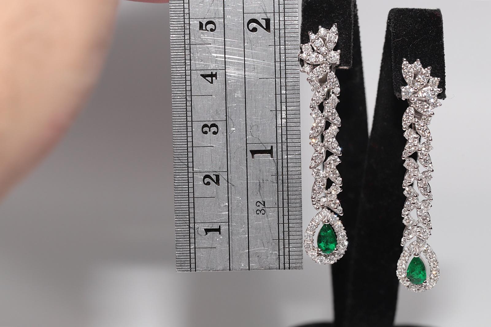 Moderno 18k Gold Natural Diamond And Emerald Decorated Drop Earring in vendita