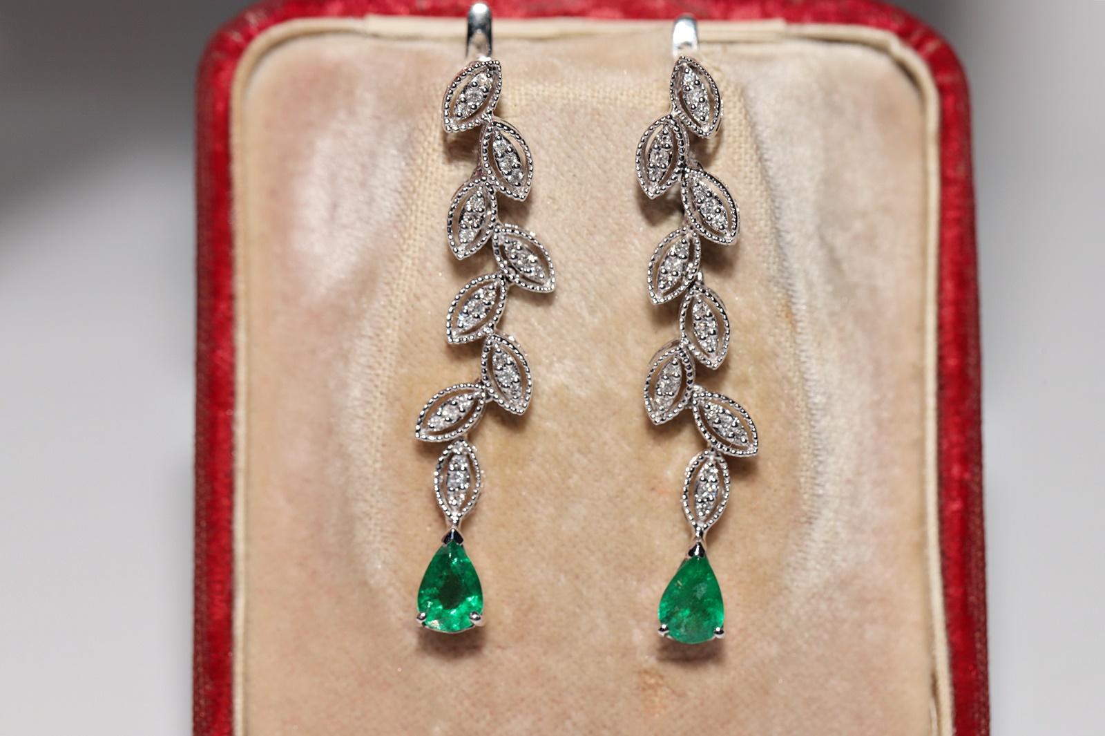 18 Karat Gold Natürlicher Diamant und Smaragd Dekorierter Tropfenohrring (Moderne) im Angebot