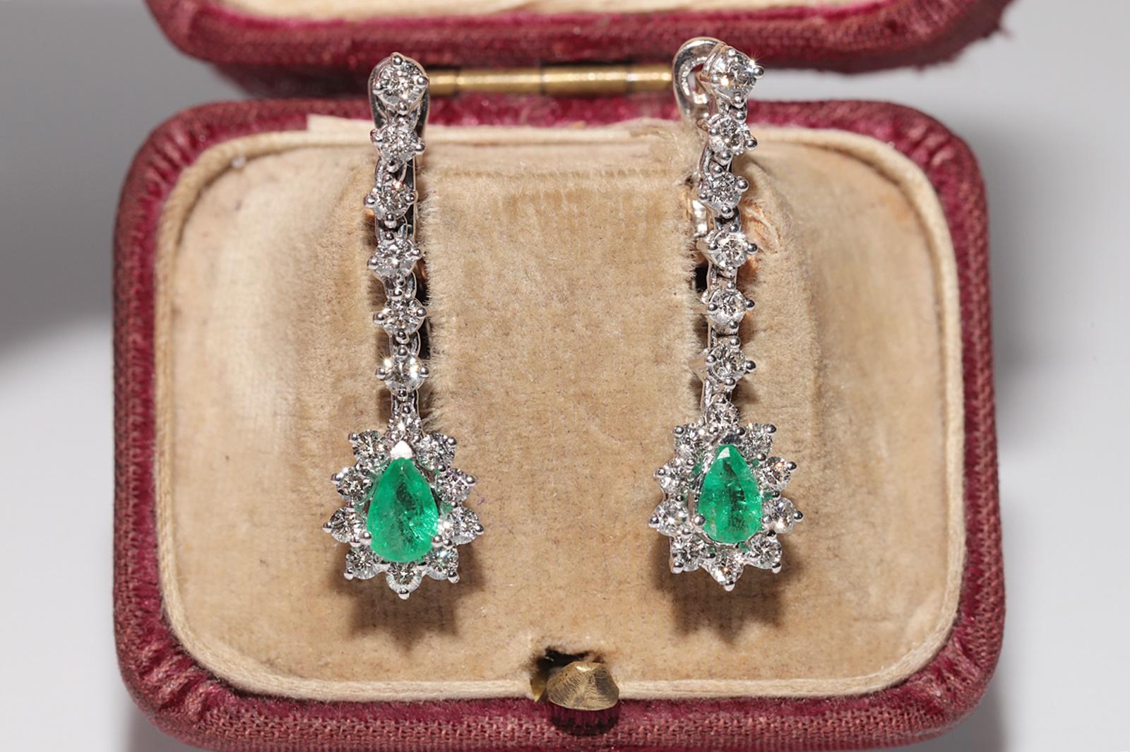 Moderne Boucle d'oreille pendante en or 18k ornée de diamants naturels et d'émeraudes en vente