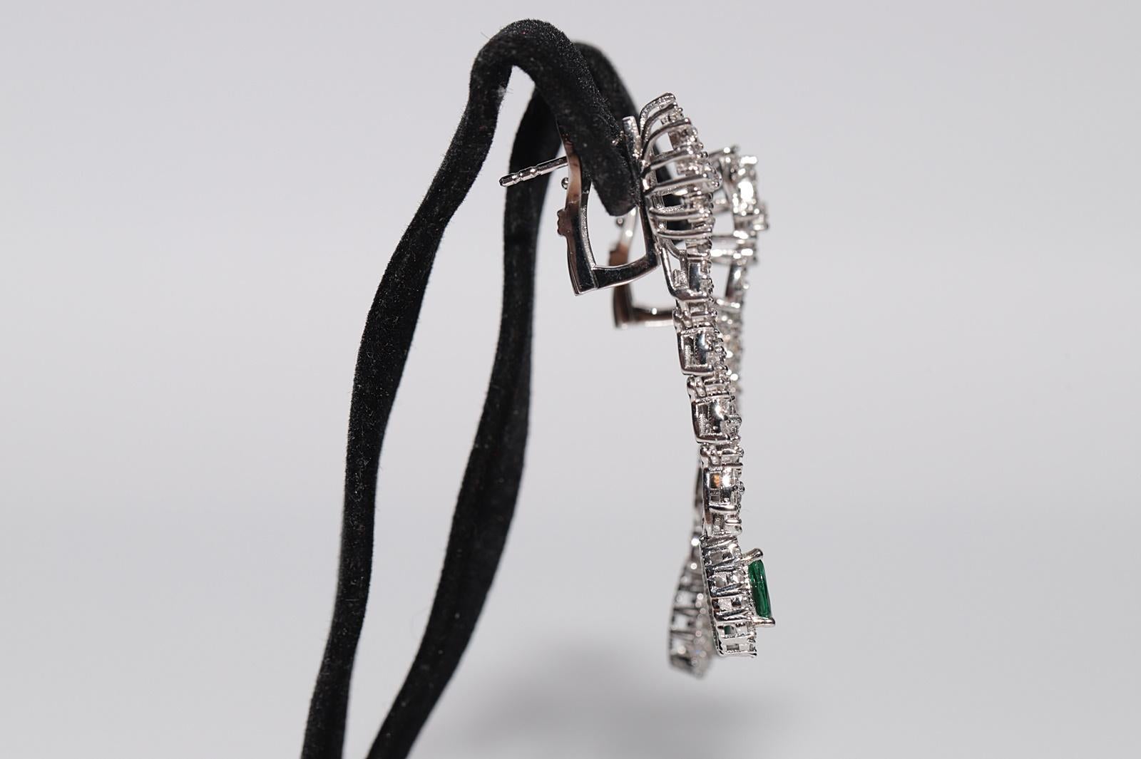 Taglio brillante 18k Gold Natural Diamond And Emerald Decorated Drop Earring in vendita