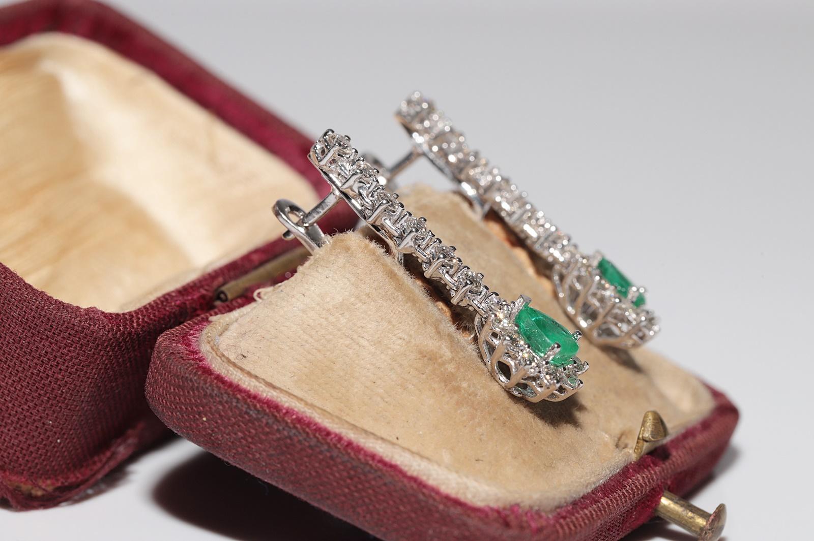 Taille brillant Boucle d'oreille pendante en or 18k ornée de diamants naturels et d'émeraudes en vente