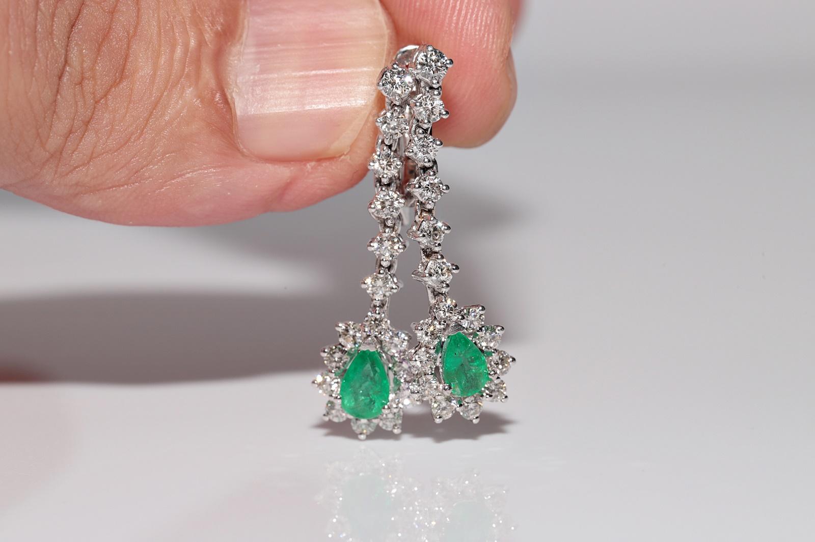 Boucle d'oreille pendante en or 18k ornée de diamants naturels et d'émeraudes Pour femmes en vente