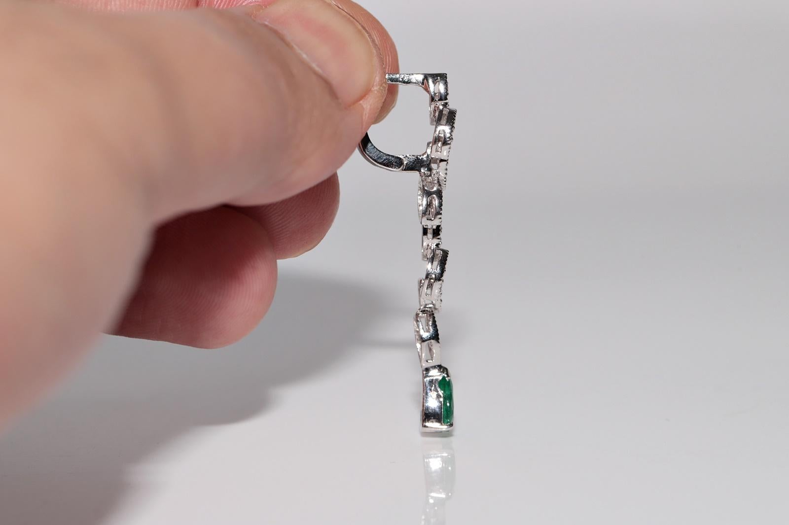 18k Gold Natural Diamond And Emerald Decorated Drop Earring in vendita 1