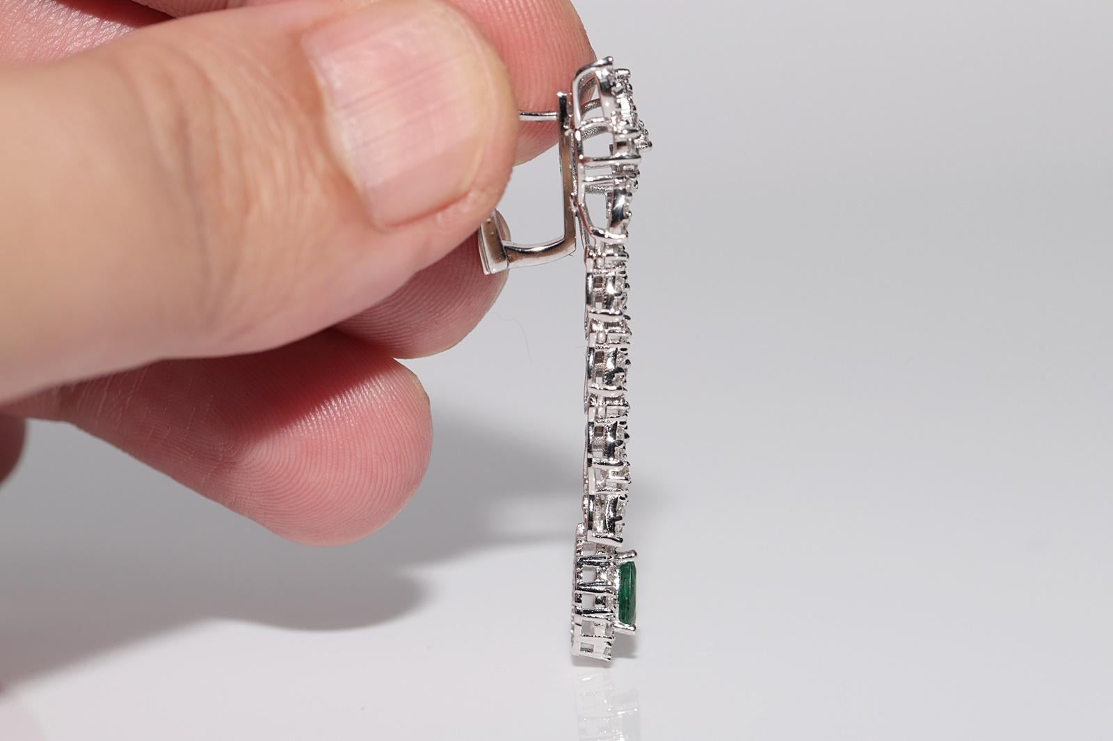 18k Gold Natural Diamond And Emerald Decorated Drop Earring in vendita 1
